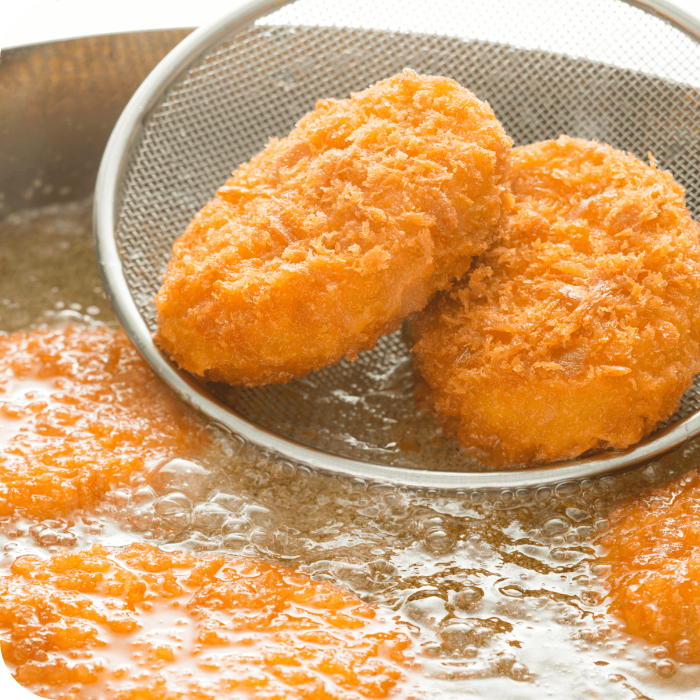 パン粉でサクサクの衣をまとった揚げ物が美味しそうに揚がっている